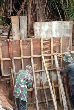 Construction of the Armco Bridge on the Mata Satu River in Penarah Village Continues to Progress